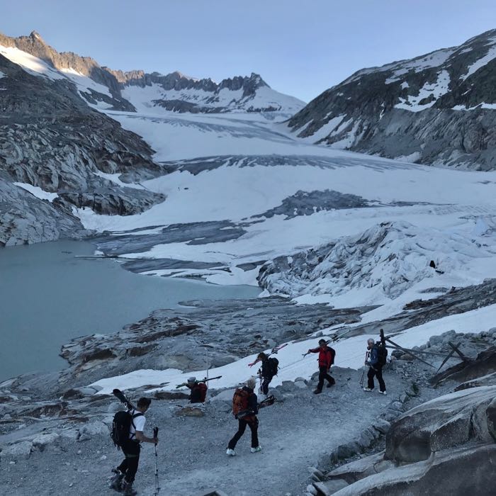 Start im Belvédère beim neuen Gletschersee