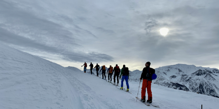 Spur ins diffuse Weiss.