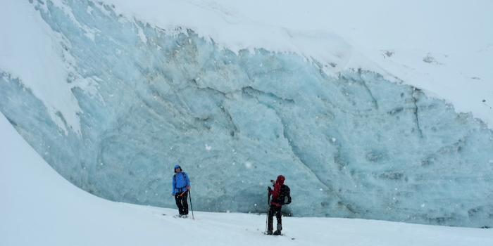 Trauriges Überbleibsel des Tiefengletschers – Toteis.
