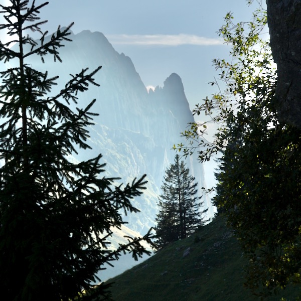 Abstieg, im Hintergrund der Grosse Bockmattliturm