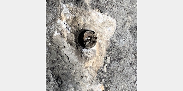 Noch steckt der abgebrochene Bolzen fest im Fels ...