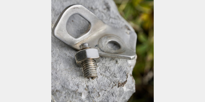 Die beiden abgesprengten Teile konnten damals nur mit Glück am Wandfuss geborgen werden