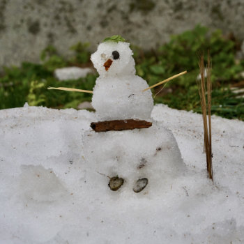Das erste Schneemännli der Saison – gebaut von Luisa