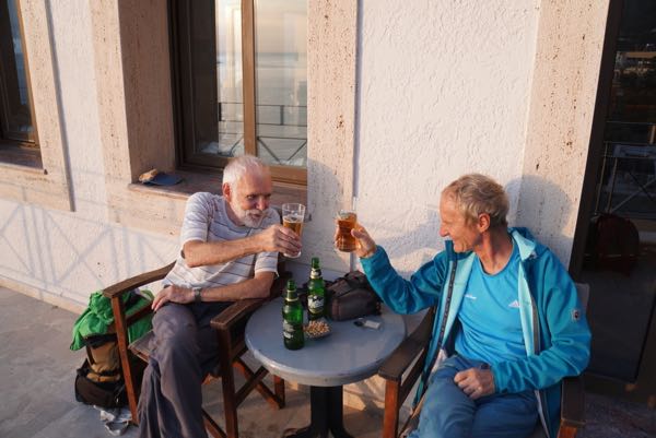 ... und Anstossen auf den ersten Tag