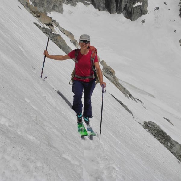 Steil, unangenehm und heikel – durch die obersten rutschigen 5cm musste eine Kerbe ins Harte durchgeschlagen werden, nicht einmal Harsteisen hätten etwas genutzt.