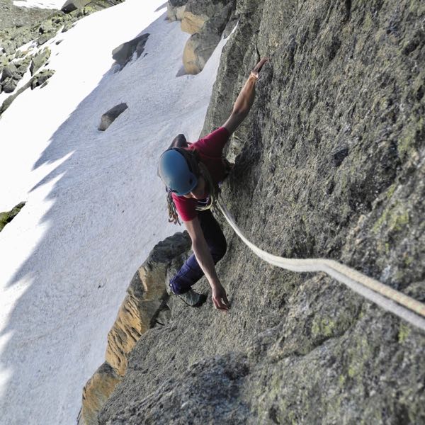 Nach dem grossen Riss folgt feine Reibungskletterei.