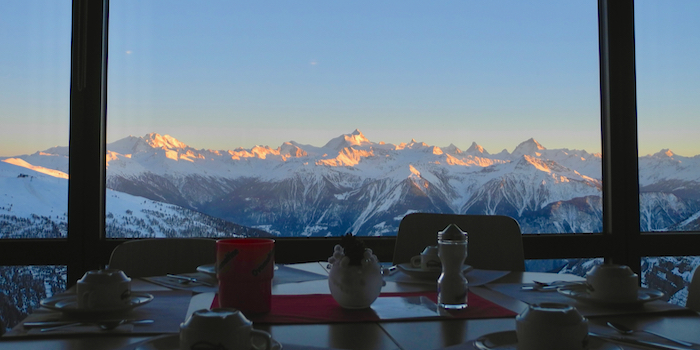 Frühstück mit Aussicht auf dem Gemmipass.